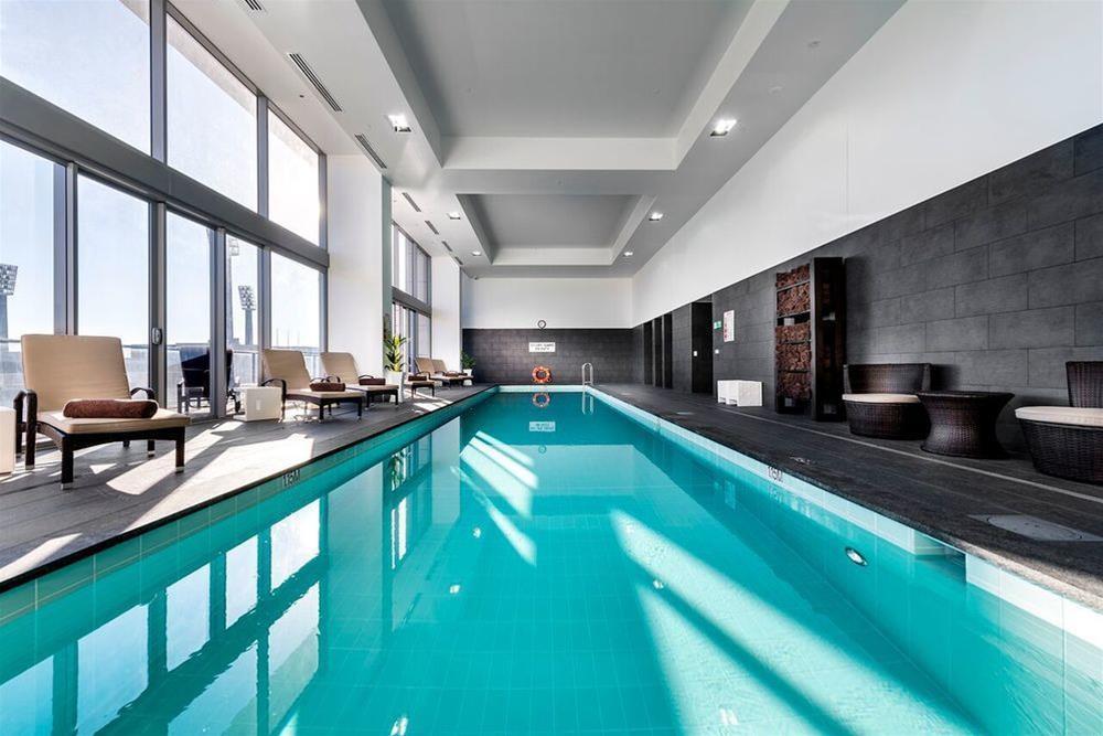 Fraser Suites Perth Esterno foto The pool at the 25th floor