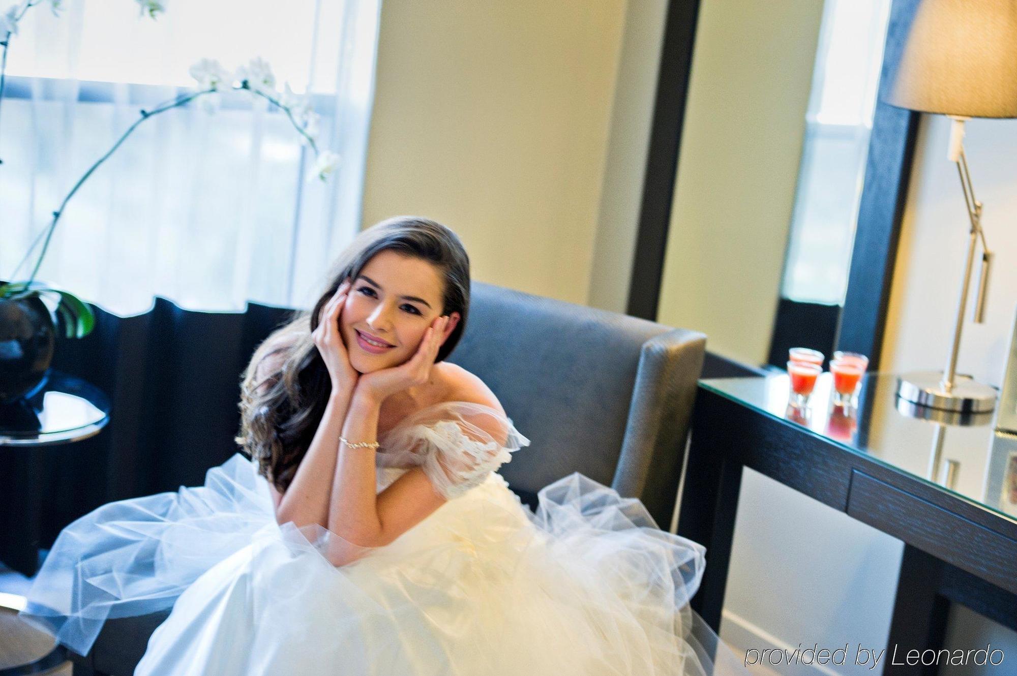 Fraser Suites Perth Esterno foto A bride in a wedding dress