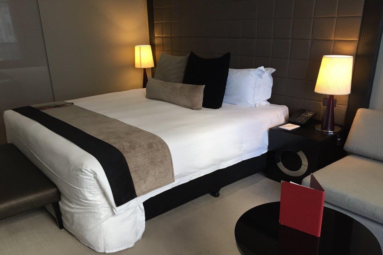 Fraser Suites Perth Esterno foto A bed in a hotel room