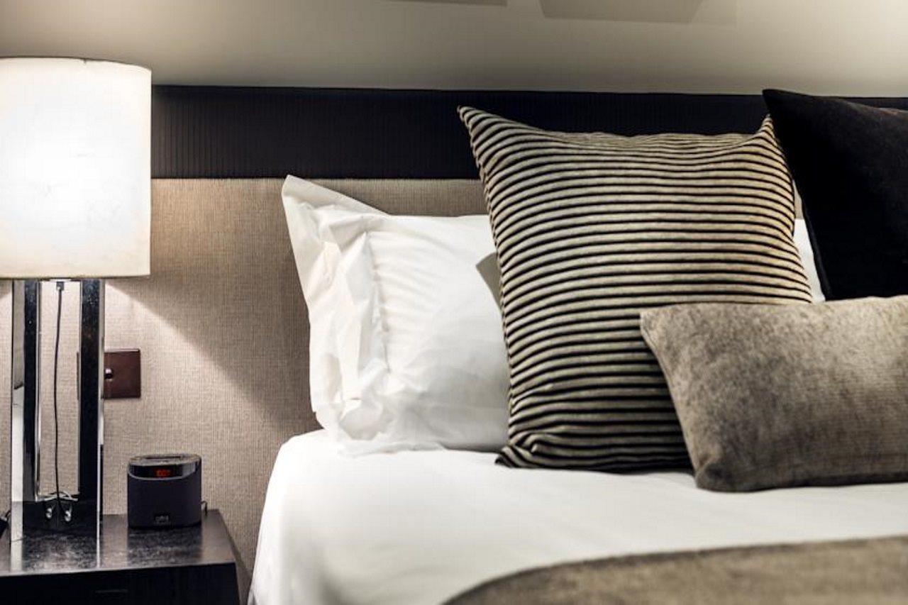 Fraser Suites Perth Esterno foto A bed with pillows
