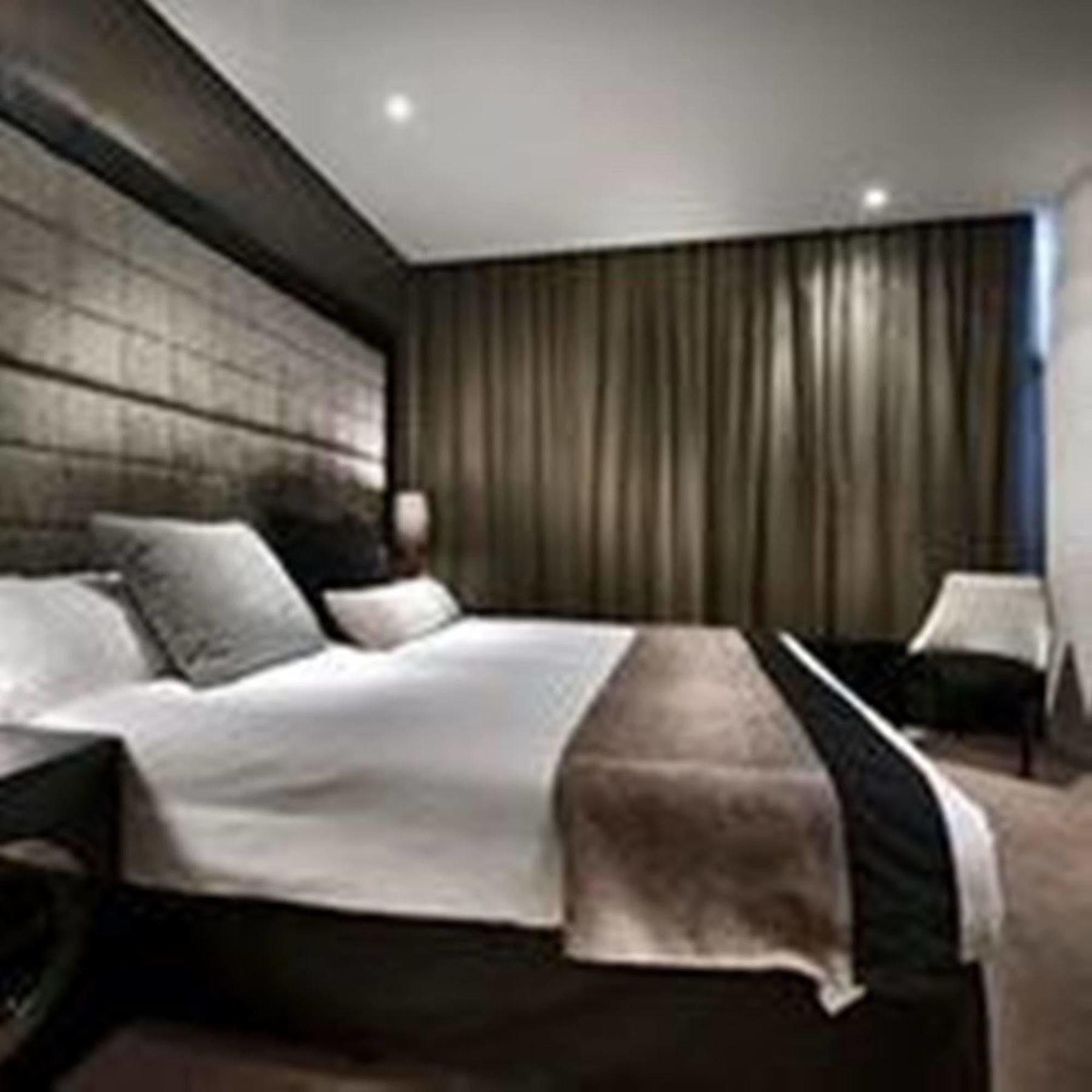 Fraser Suites Perth Esterno foto A bedroom in the hotel