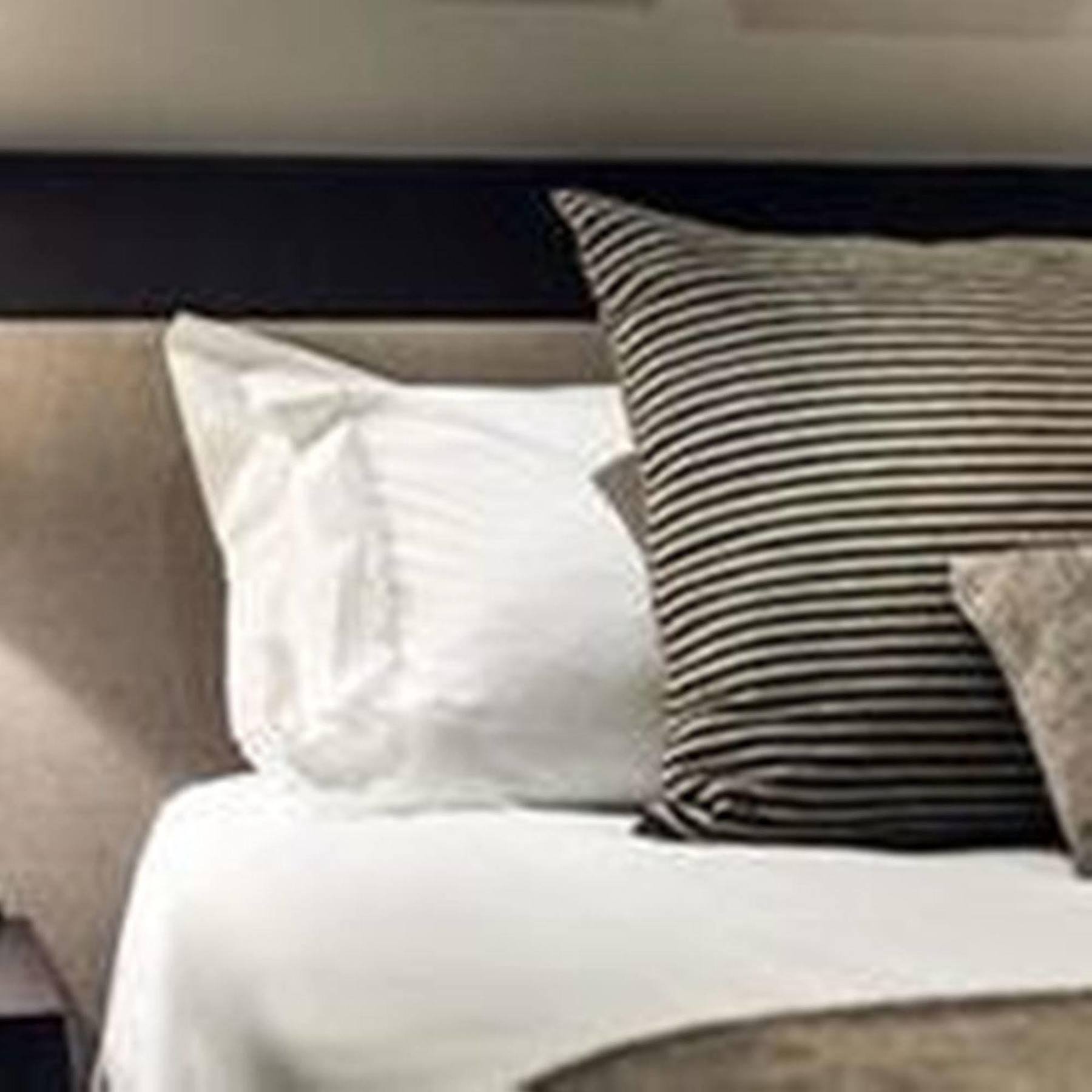 Fraser Suites Perth Esterno foto A striped cushion